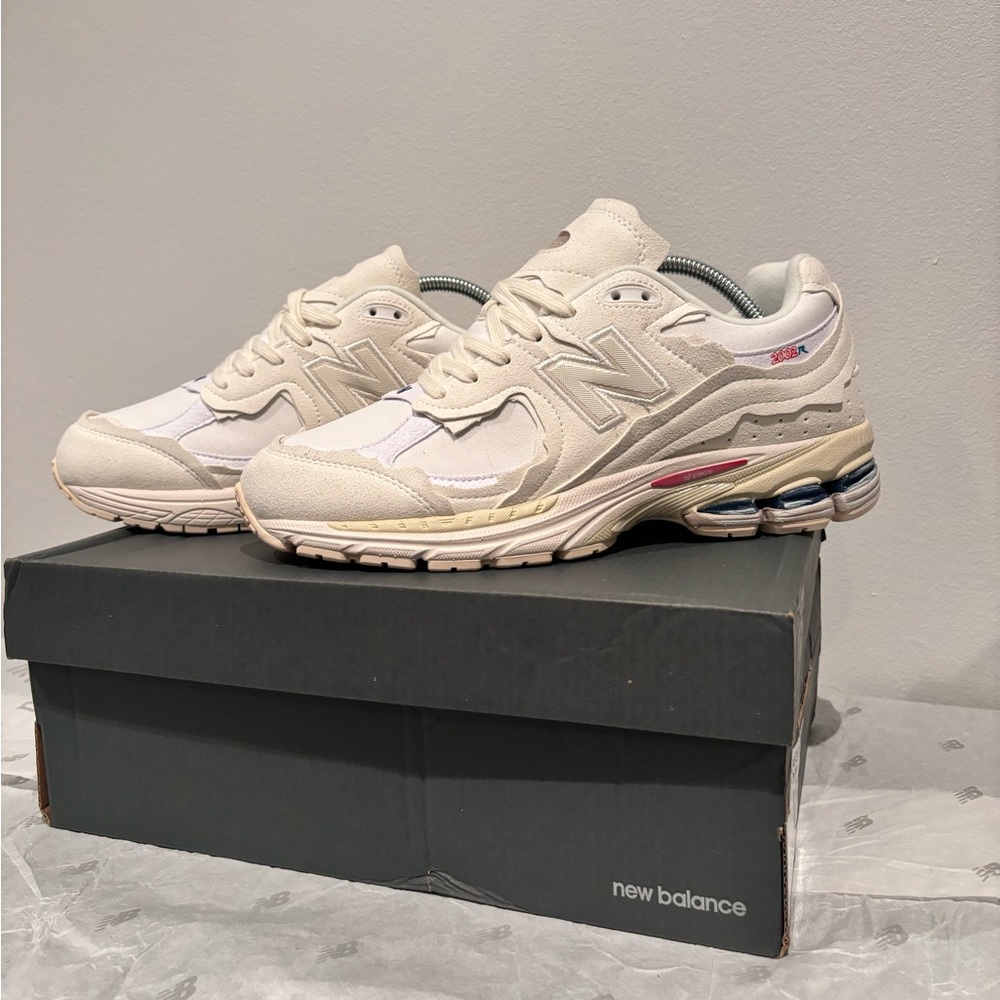 New balance 2002r